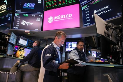 Dow Jones áp sát mức đỉnh lịch sử, cổ phiếu công nghệ tiếp tục bị bán tháo vì nỗi lo AI