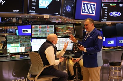 Chứng khoán Mỹ khởi sắc nhờ phán quyết thuế quan và chờ đợi “phép thử” AI