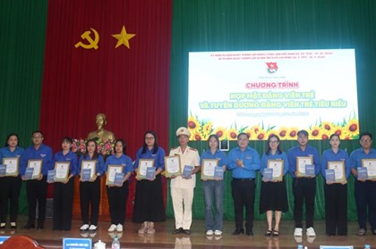 Bồi dưỡng nguồn đảng viên trẻ cho phát triển bền vững Vĩnh Long