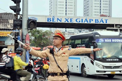 Hàng vạn người dân rời Hà Nội về quê đón Tết, giao thông ùn ứ cục bộ