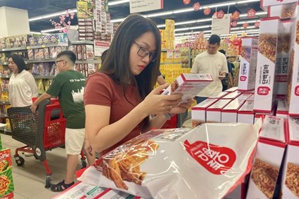 Thị trường mua sắm Tết vào cao điểm, lượng khách gấp 3-4 lần ngày thường