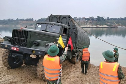 Hoàn thành lắp đặt cầu phao sông Lô, dự kiến thông xe 16/2