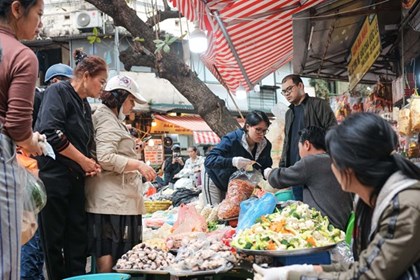 Thị trường mùng 2 Tết sôi động, giá cả ổn định