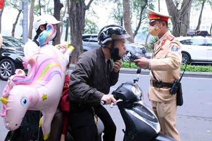 CSGT đồng loạt ra quân kiểm tra nồng độ cồn trong ngày Mùng 1 Tết