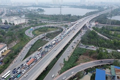 Khuyến cáo lái xe tuân thủ phân luồng, không đi vào làn khẩn cấp trên đường cao tốc