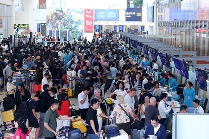 Sân bay Nội Bài đông nghẹt người chiều mùng 5 Tết