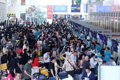 Hành khách “chốt” vé máy bay sớm dịp nghỉ lễ 30/4 - 1/5
