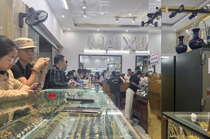 ​Thị trường vàng sôi động trước ngày vía Thần tài, nhiều khách hàng lựa chọn bán ra