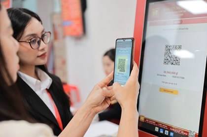 Ngày vía Thần Tài: Hà Nội lần đầu bán vàng bằng máy tự động