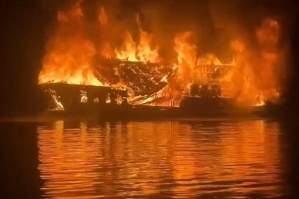 Khống chế đám cháy tàu trên vịnh Hạ Long
