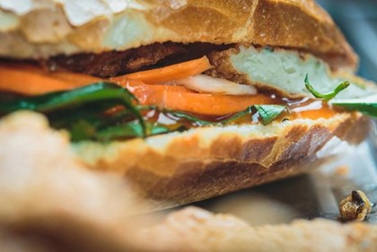 Tp. Hồ Chí Minh: 17 người nhập viện sau khi ăn bánh mì​