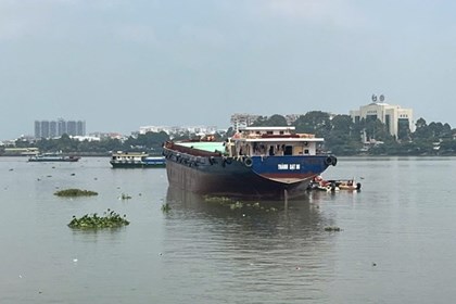 Sà lan đâm cầu Ghềnh khiến đường sắt Bắc – Nam tê liệt