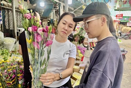 Thị trường hoa tươi sôi động dịp 8/3, hoa hồng tăng giá mạnh