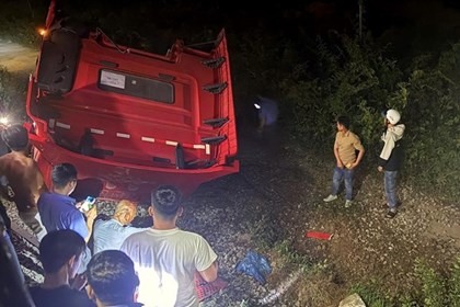 Quảng Ngãi: Tàu hỏa húc văng xe tải, một người bị thương