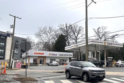 Dù tự chủ nguồn cung dầu, người Mỹ vẫn không thoát "cú sốc" giá xăng