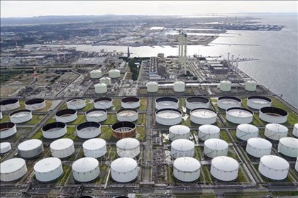 Cú sốc dầu mỏ đe dọa triển vọng lợi nhuận của các doanh nghiệp hóa chất Nhật Bản
