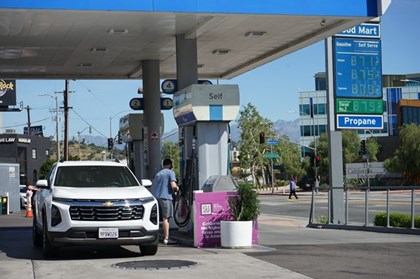 Giá cả leo thang vượt thu nhập khiến người Mỹ thắt chặt chi tiêu