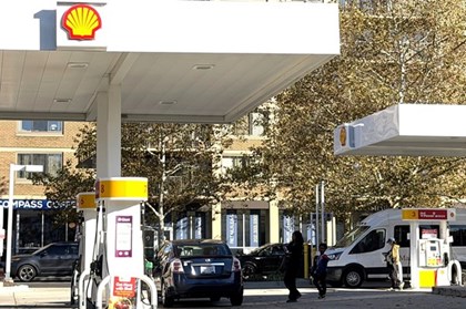 Giá xăng tăng mạnh tại nhiều nước Trung Đông do xung đột