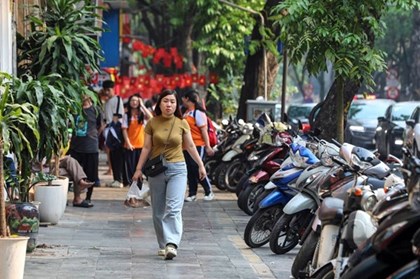 Vỉa hè Hà Nội thông thoáng, nhiều hàng quán thích nghi để kinh doanh