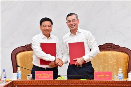 Bàn giao công tác giữa Phó Thủ tướng Nguyễn Văn Thắng và Bộ trưởng Tài chính Ngô Văn Tuấn