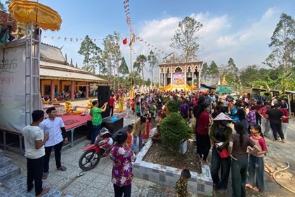 Tết Chôl Chnăm Thmây: Đắp núi cát cầu an, tắm cho cha mẹ trả ơn