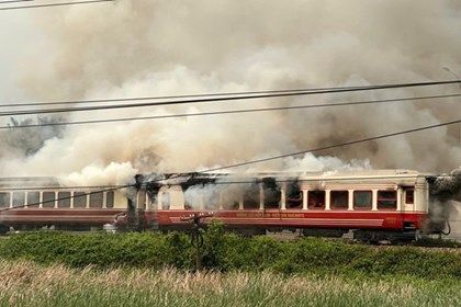 Cháy tàu hỏa tại Hải Phòng, thiêu rụi 2 toa, không có thương vong
