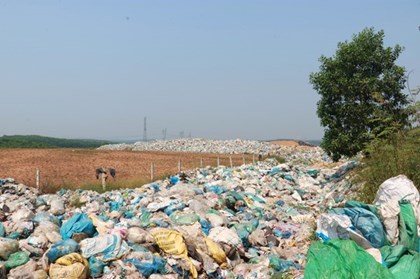 Quảng Trị chỉ đạo xử lý bãi rác quá tải sau phản ánh của TTXVN