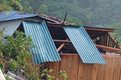 Gió lốc kèm mưa lớn gây thiệt hại tại miền tây Nghệ An