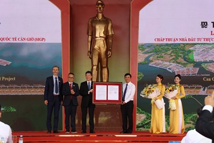 Trao quyết định chấp thuận đầu tư dự án Cảng trung chuyển quốc tế Cần Giờ