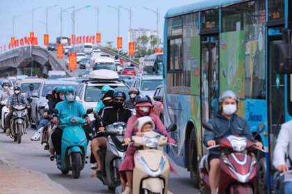 Sáng 30/4: Dòng người hối hả rời Thủ đô, bến xe Hà Nội đông nghịt