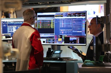 Chứng khoán Mỹ diễn biến trái chiều trước quyết định gây tranh cãi của Fed