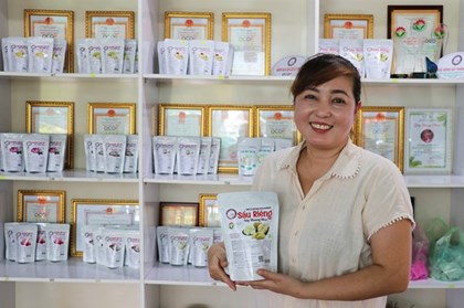 Nữ giám đốc HTX Đồng Tháp giúp nhà vườn tránh cảnh "được mùa mất giá" sầu riêng