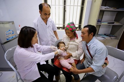 Chùm ảnh: Những thiên thần áo trắng bám bản ở vùng biên Sơn La