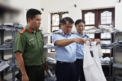 Kiểm tra đột xuất, thu giữ nhiều sản phẩm nghi giả nhãn hiệu nổi tiếng