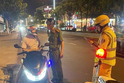 Du lịch Khánh Hòa "đau đầu" xử lý khách nước ngoài quậy phá