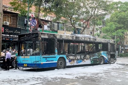 Cháy xe buýt trên phố Lý Thường Kiệt, Hà Nội
