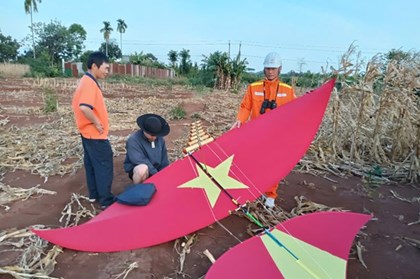 Thả diều gần lưới điện: Nguy cơ mất an toàn và bài toán ý thức cộng đồng