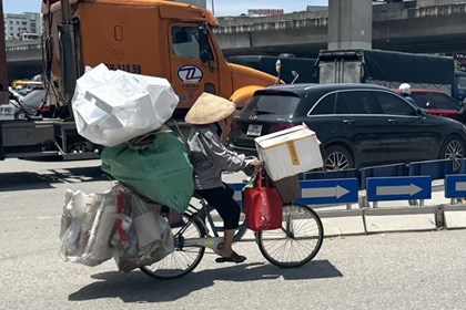Nắng nóng đỉnh điểm bao trùm, lao động ngoài trời gồng mình mưu sinh​