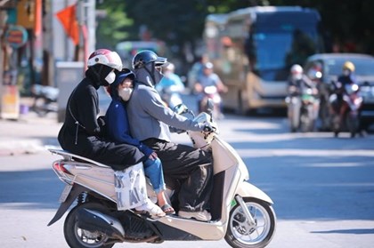 Hình ảnh người dân Thủ đô ứng phó với đợt nắng nóng gay gắt