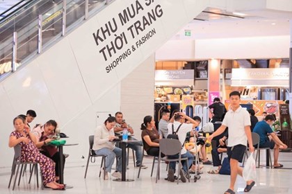 Muôn kiểu né nắng nóng của người dân Thủ đô