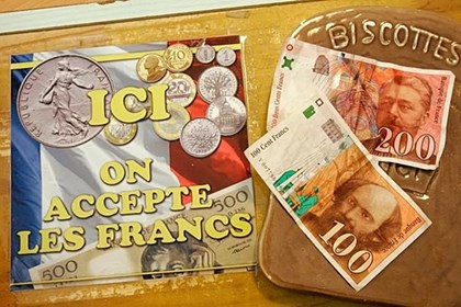 Pháp phát hành đồng xu vàng tích hợp số