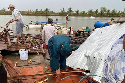 Dông lốc tại Cà Mau làm nhiều người bị thương, nhà sập và tốc mái