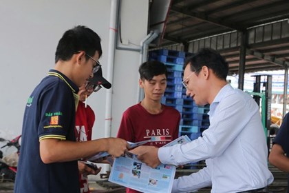 “Đến tận nhà, ra tận cảng” tuyên truyền chống khai thác IUU “Đến tận nhà, ra tận cảng” tuyên truyền chống khai thác IUU