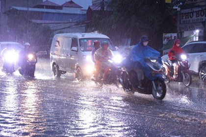 Mưa dông tiếp tục mở rộng, Hà Nội đề phòng lốc, sét và gió giật mạnh