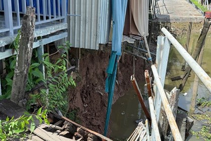 Sạt lở bờ sông Nam Kênh 10 Châu Phú, thiệt hại khoảng 700 triệu đồng