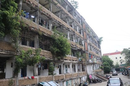Sống trong chung cư gần 50 năm tuổi, hàng trăm hộ dân nơm nớp lo sợ