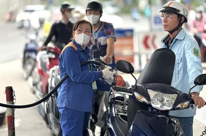 Sau 10 ngày triển khai trên toàn quốc: Người dân dần thích ứng với xăng sinh học