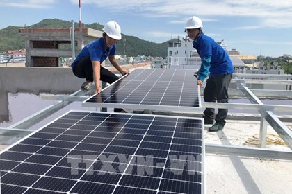 Phụ tải lập kỷ lục mới, điện mặt trời mái nhà "lên ngôi"