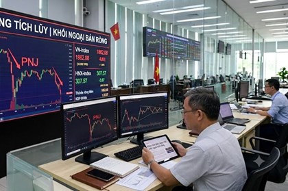 Khối ngoại bán ròng mạnh, chứng khoán chờ xúc tác từ mùa báo cáo quý II