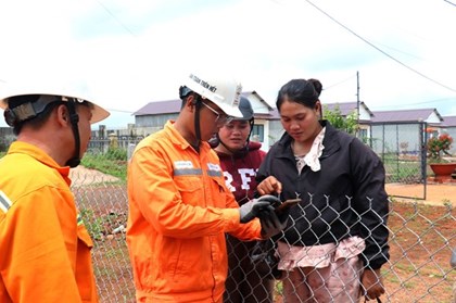 Ngành điện lan tỏa công nghệ cao đến vùng biên - Bài 1: Những “đại sứ số” của buôn làng